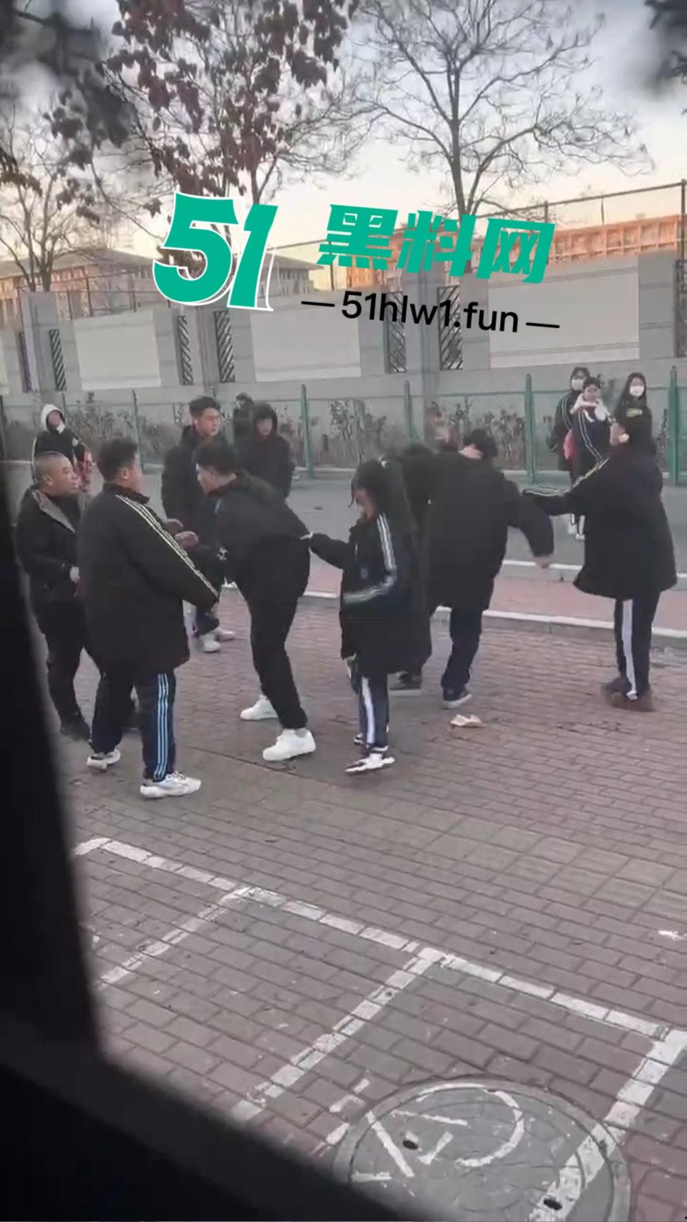 河北虎逼熊孩子打架出事，干破人头后脑勺摔出血，放学变血案现场，这事家长不赔都难！-1