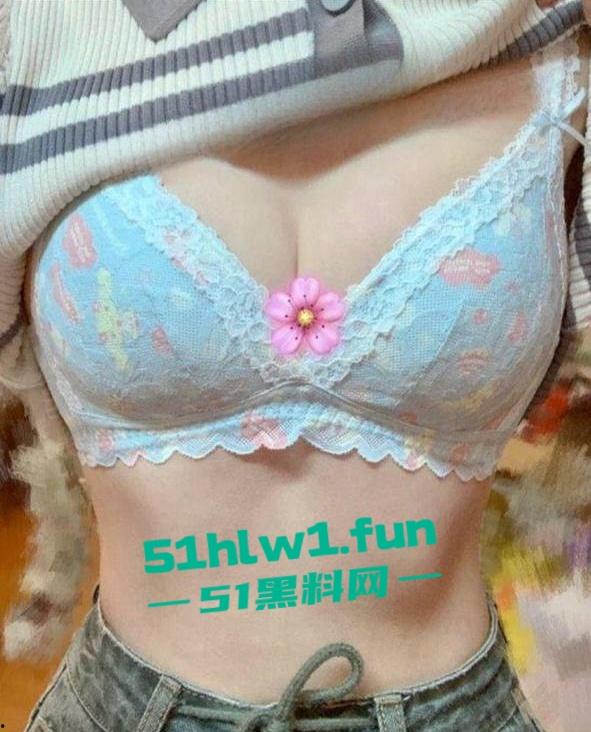 火爆全网的麦当劳兼职美女被曝光，私下淫荡的聊天记录露骨和不雅性爱视频曝光。-8