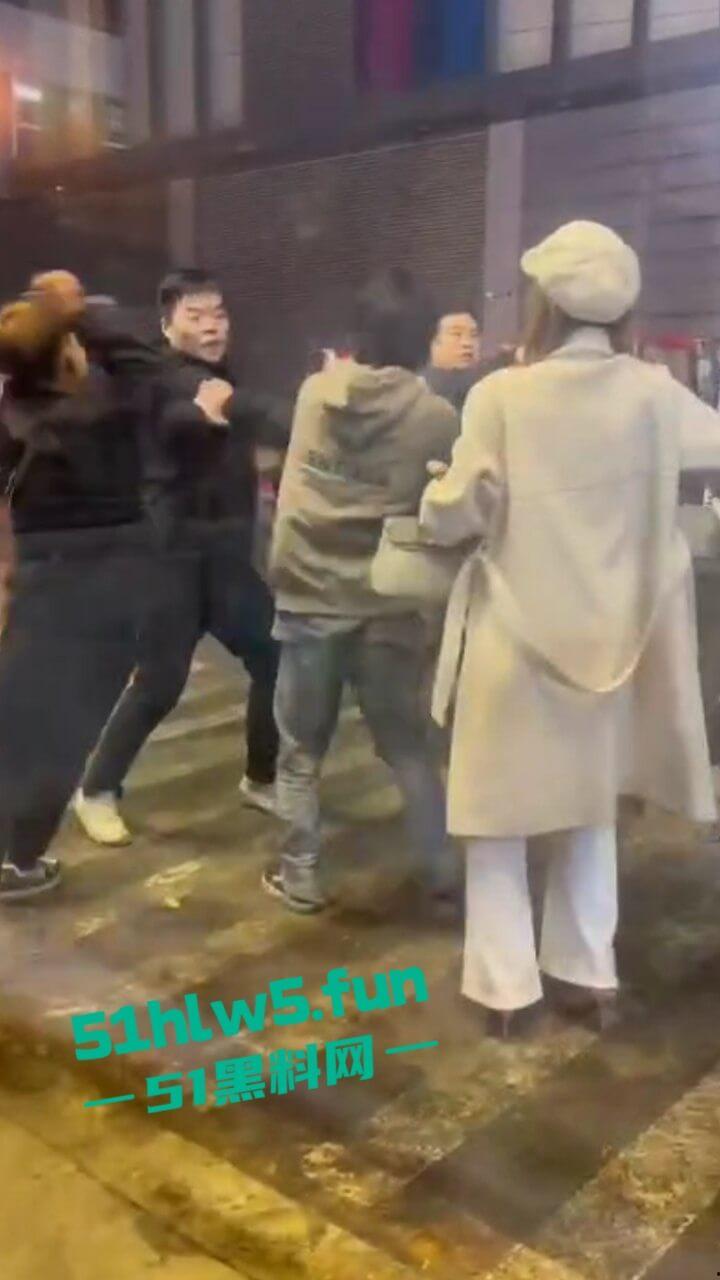 以父爱之名，暴揍精神小伙，沈阳某饭店门口渣男玩弄大叔的女儿，爱女心切叫人当街暴揍渣男。-5