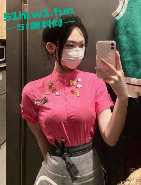 火爆全网的麦当劳兼职美女被曝光，私下淫荡的聊天记录露骨和不雅性爱视频曝光。-12