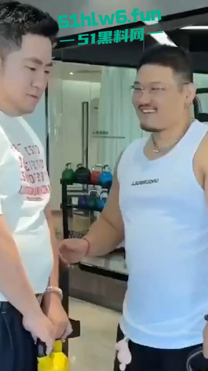 网红博主探访gay圈基佬，花8000体验爆肏膘肥体圆熊版男gay，着实死gay恶心人。-2