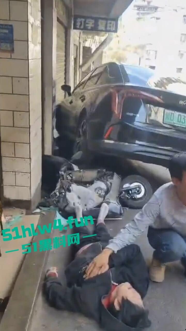 四川女司机驾车失控，撞向路边5名老人导致1死4伤，疑似电车刹车失灵现场视频流出。-3