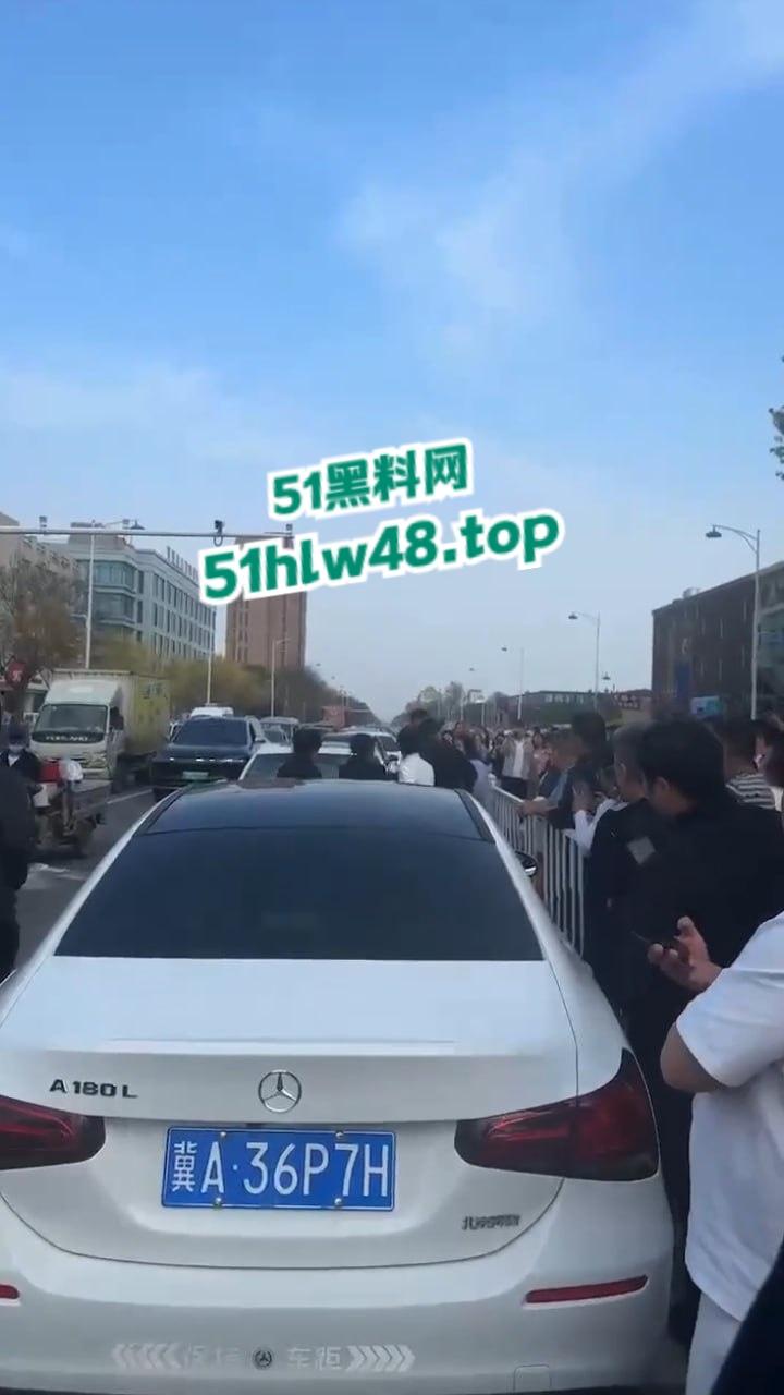 河北邢台最蠢原配，带姐妹家人砸车抓小三被吓的车里不敢出来，结果被玻璃划伤原配遭刑拘。-4