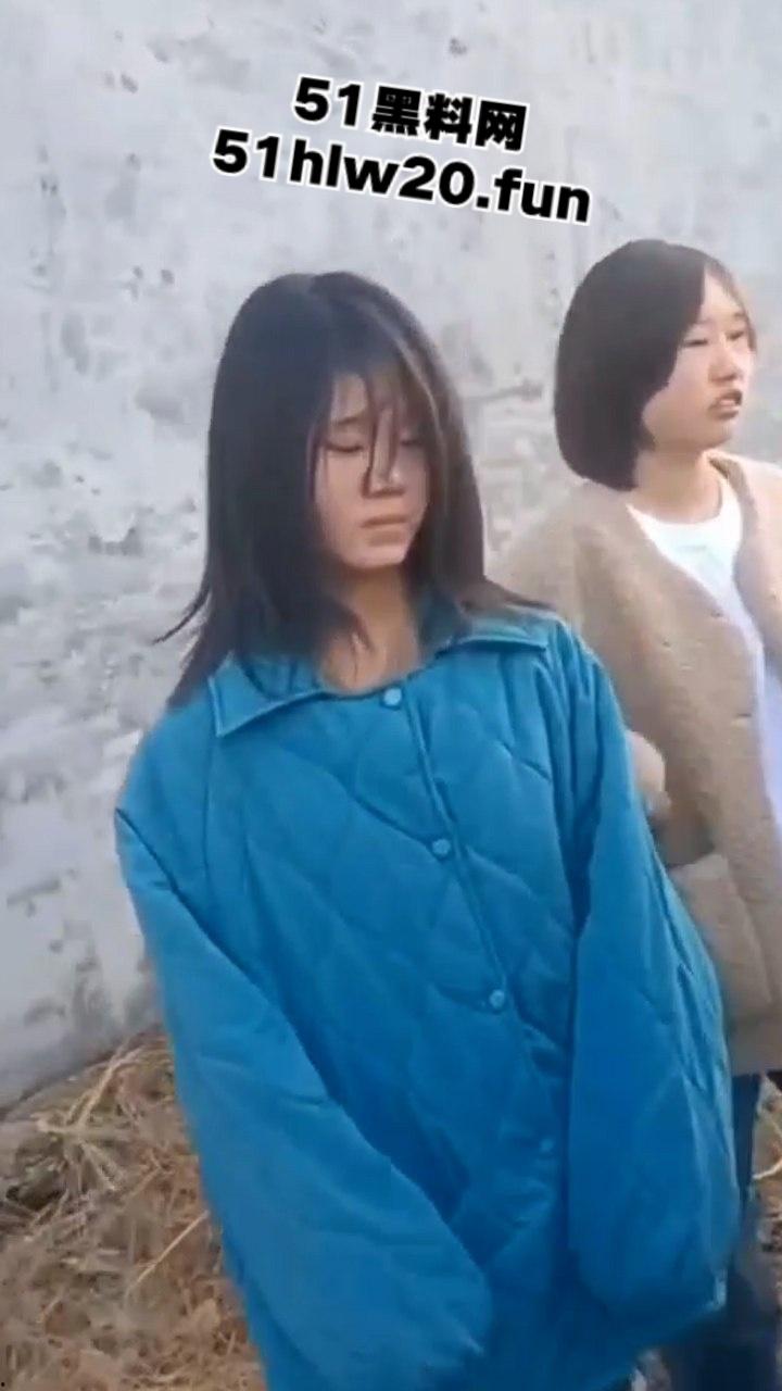 校园霸凌，小太妹野外霸凌同班女同学，拽头发扇脸下手超狠一群贱逼欠教育！-5