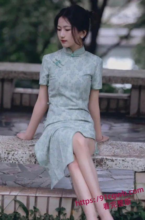 辽宁大学旗袍小母狗徐雪晗给男友足交 肥臀上位疯狂摇摆视频曝光-1