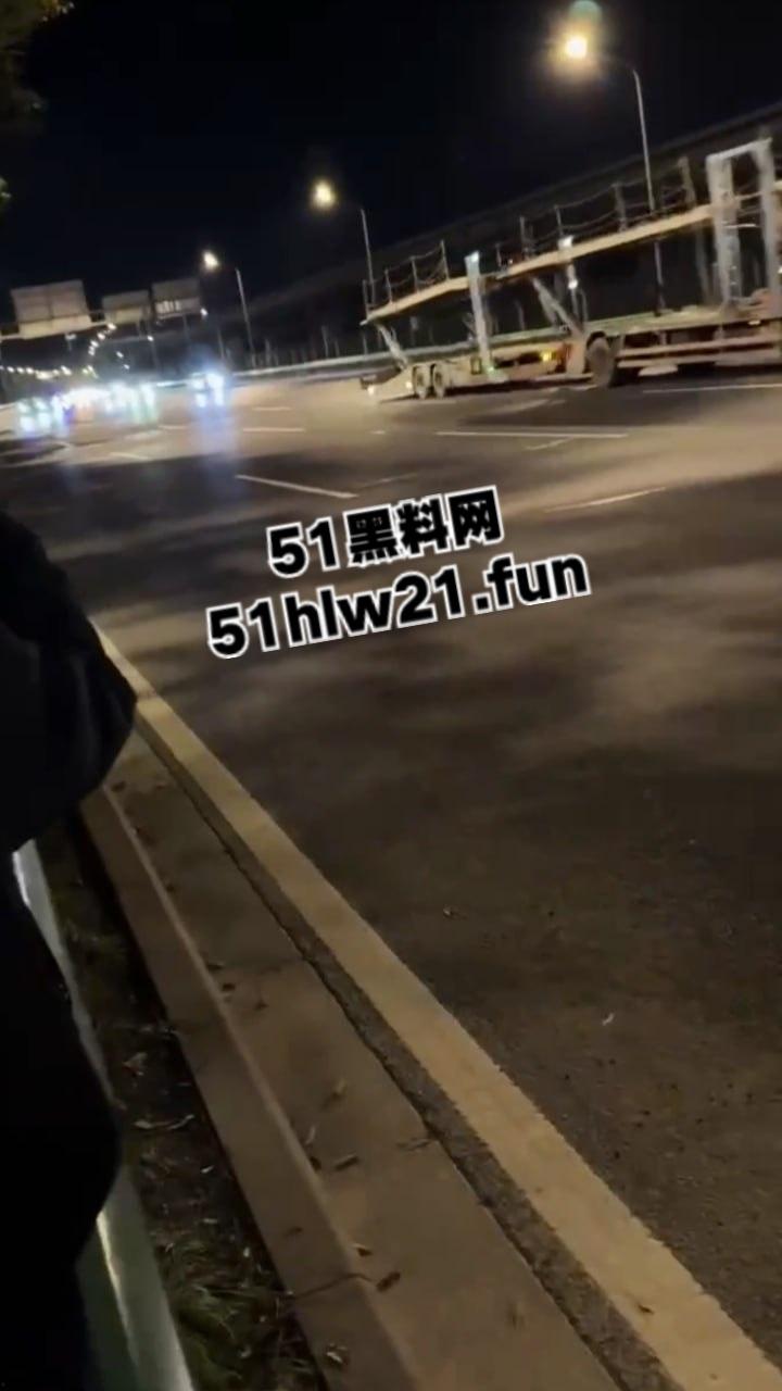 上海3人搭顺风车去江苏，半路竟被司机恶意加价，拒绝司机加价后竟被丢在高速上司机称钱没到位！-2