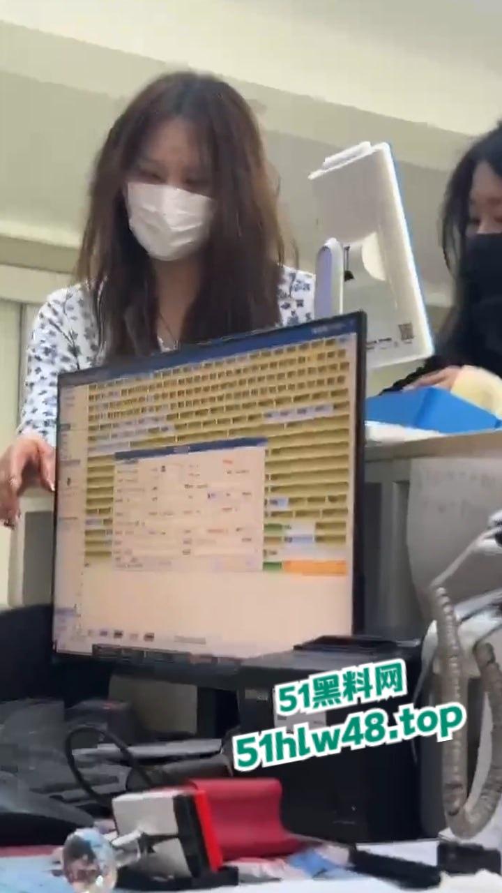 河北邢台最蠢原配，带姐妹家人砸车抓小三被吓的车里不敢出来，结果被玻璃划伤原配遭刑拘。-5