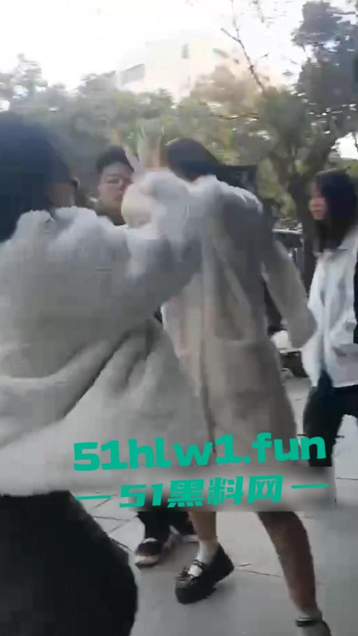 山东枣庄精神小妹霸凌，两帮小美女激情对战，旁边的男学生都看笑了，果然女人打架是男人最爱看的！-7