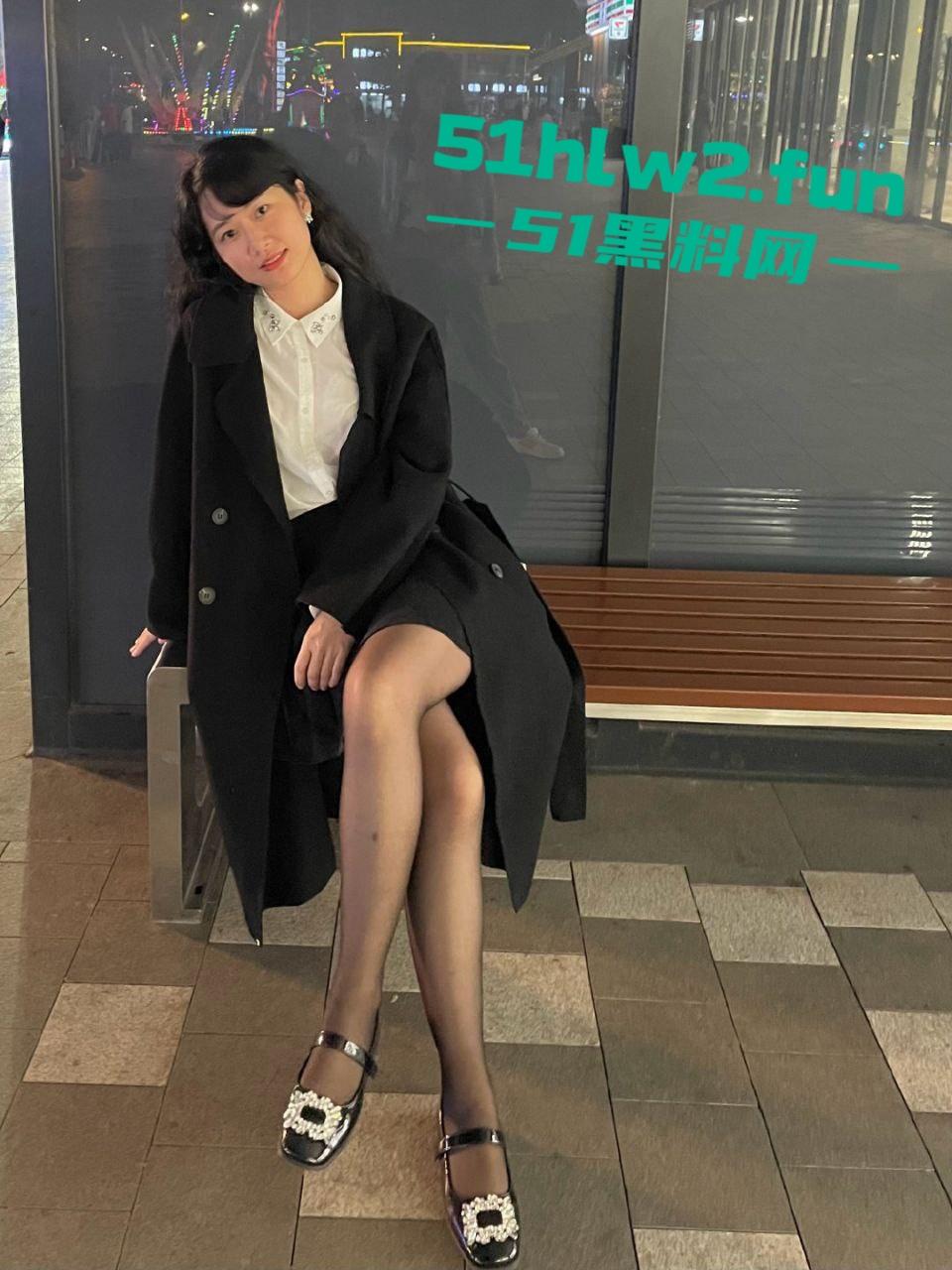 广东极品反差真实美艳少妇【林嘉玲】穿着性感丝袜和高跟鞋，金主无套爆操调教视频曝光流出！-1