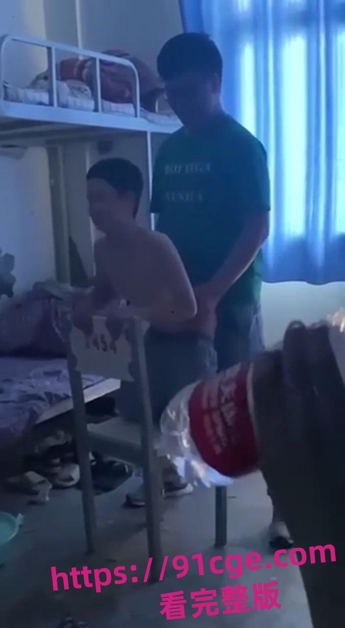 节操被震碎！中学男生被舍友艹了！黑壮哥强行喂小男生吃鸡 跪在椅子上爆菊-4