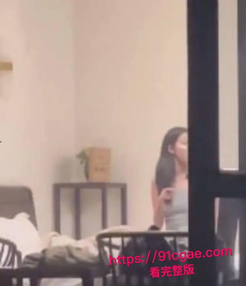 天津现代传媒学院教师宿舍大瓜！忘拉窗帘直播亲热，学生排队围观全过程-1