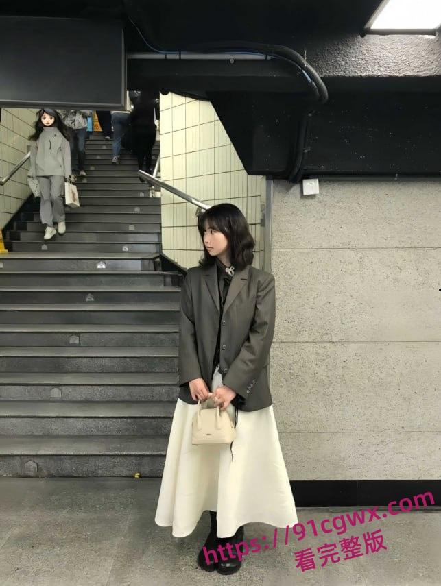 上海富二代大哥包养中日混血妹子 平日乖乖女私下超反差 3P淫乱双洞齐开 性爱视频曝光！-1