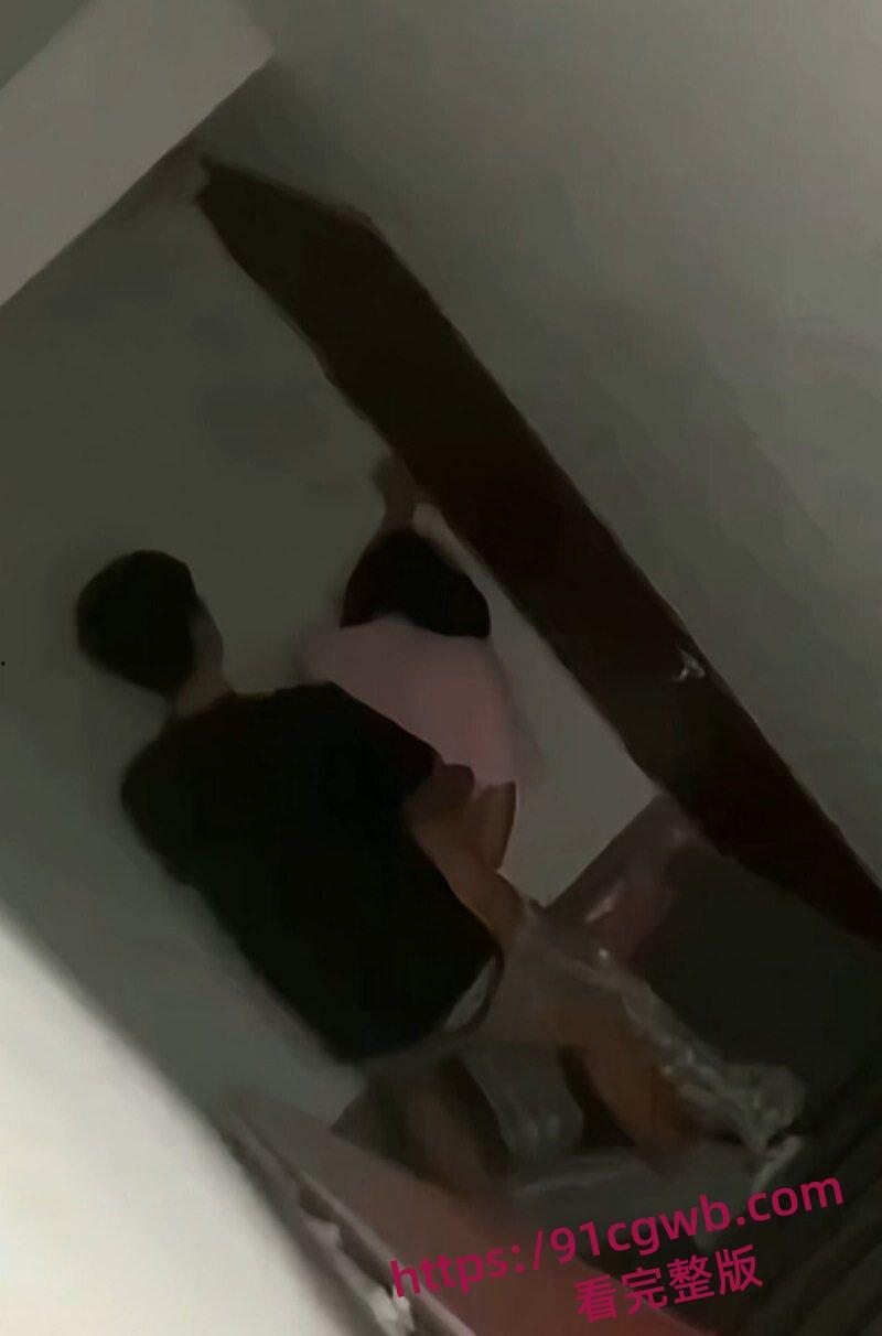 浙江海洋大学图书馆小情侣惊险互动 楼梯间大胆后入做爱被拍下视频曝光！-3