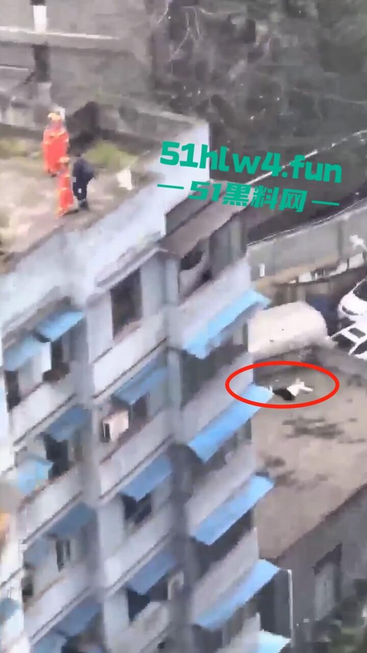 山西一男子轻生现场，救援队赶到男子奋不顾身跳楼自杀，据悉是离婚导致的精神崩溃。-5