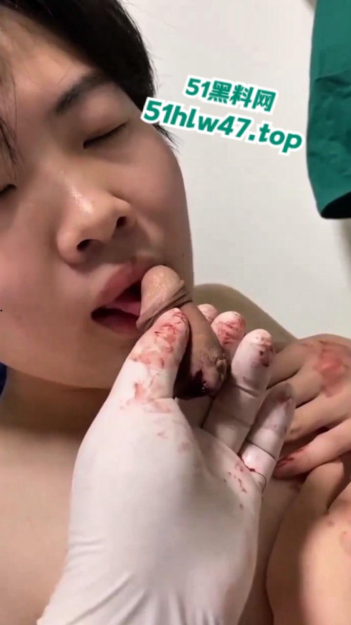 【血腥恐怖】00后小伙阉割鸡巴，自己动手割下来后口交，这特么是什么操作？-3