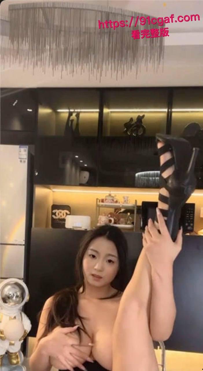 抖音天然巨乳网红小熊软糖被爆是福利姬温可儿，土豪一对一录屏流出！-5