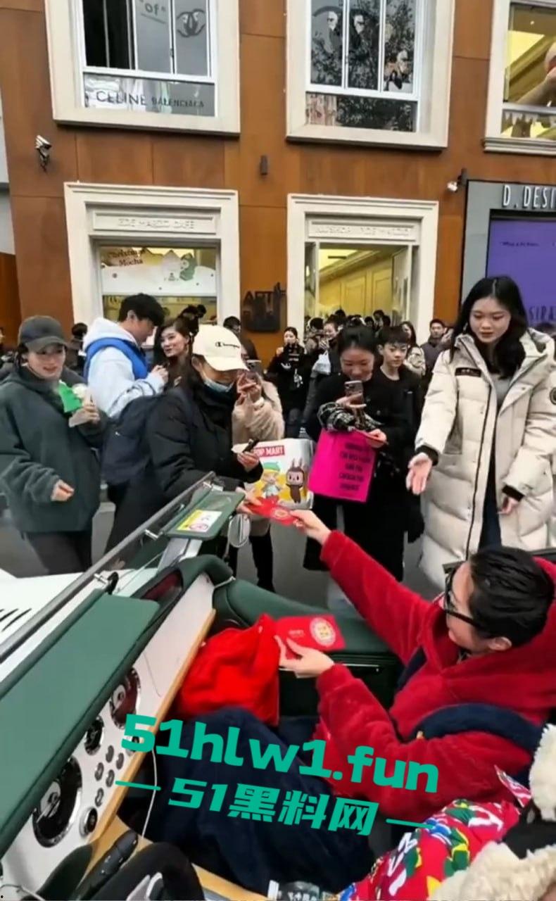 上海富二代武康路撒币现场！跑车当提款机，游客为了抢红包差点把车门拆了！-4