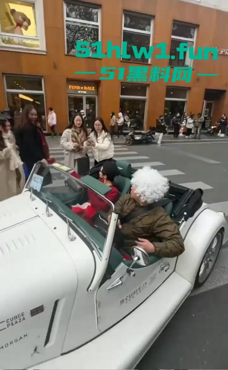 上海富二代武康路撒币现场！跑车当提款机，游客为了抢红包差点把车门拆了！-8