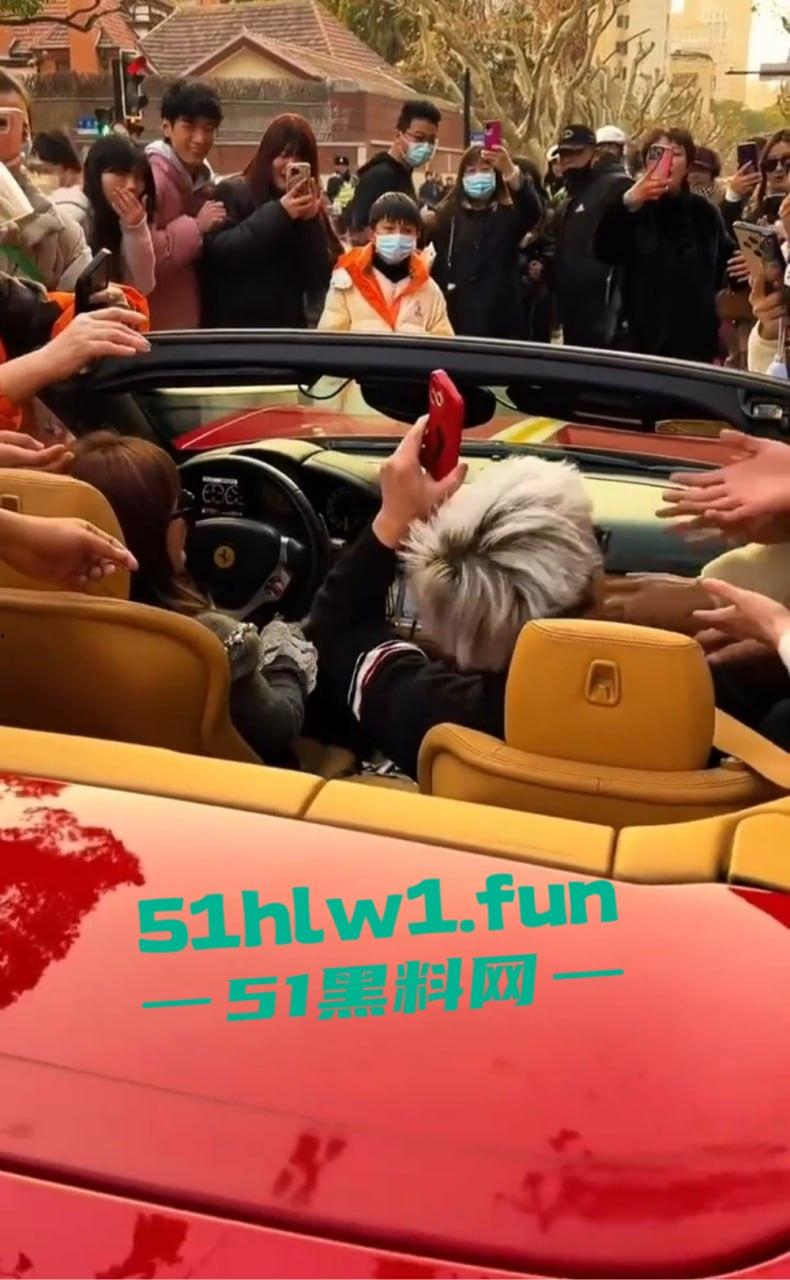 上海富二代武康路撒币现场！跑车当提款机，游客为了抢红包差点把车门拆了！-10