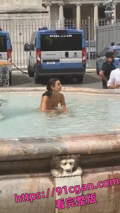 小情侣大白天户外毫不避讳 直接在楼梯上玩口交！被上方瓜友偷拍流出视频！-1