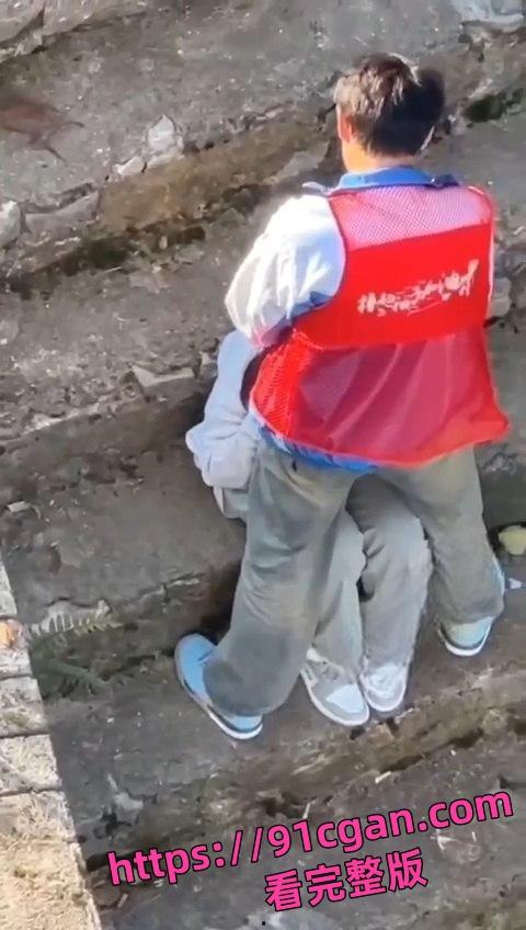 小情侣大白天户外毫不避讳 直接在楼梯上玩口交！被上方瓜友偷拍流出视频！-2