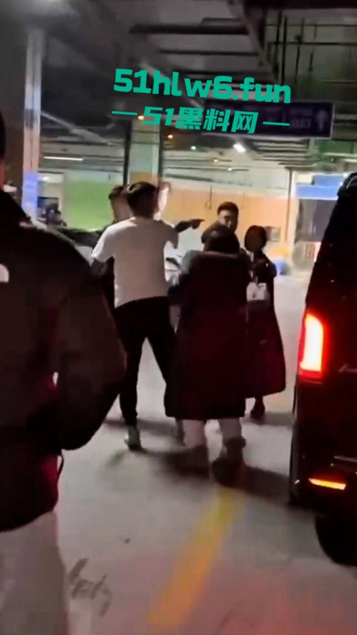 地下停车场捉奸，女子联合亲友抓小三当场逮住老公和小三亲热，将两人围堵殴打，妻子和带来的人已经被刑拘。-4