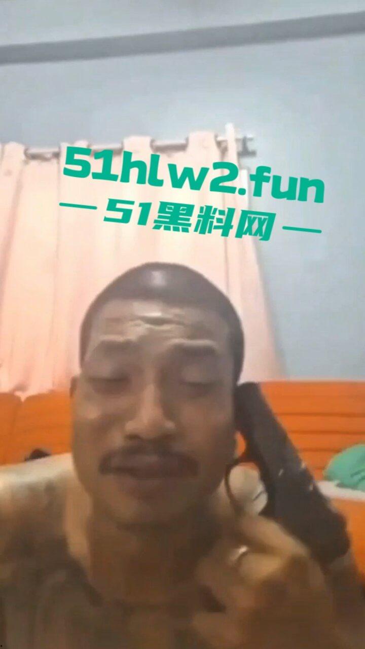 泰国男子自杀现场，纹身大哥遭情伤悲愤不已录下感人发言，随后开枪自杀腿都绷直了。-1