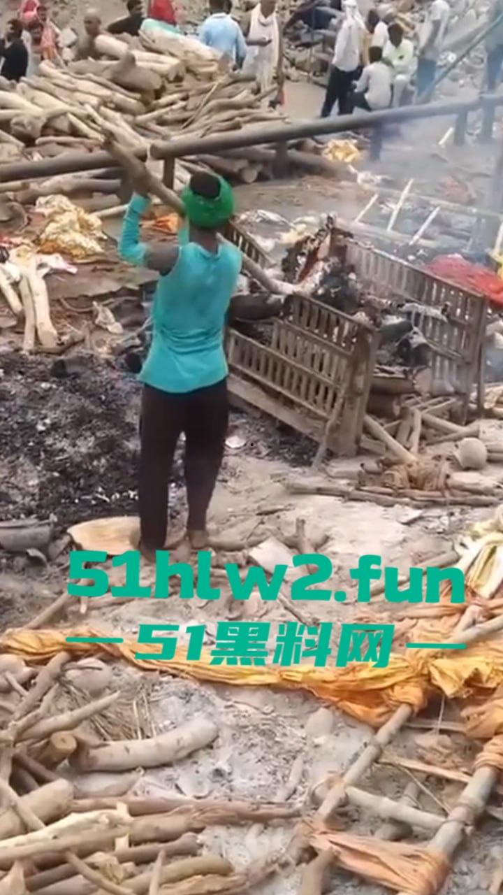 印度教恒河边火葬，现场视频曝光流出河边肮脏混乱，终于知道为什么恒河水那么脏了。-5