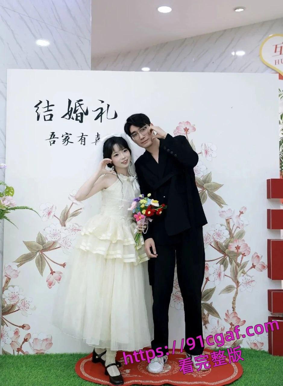 24 岁骚货新娘背地里就是一个骚逼母狗，结婚前一夜还和炮友穿着婚纱交流！-2