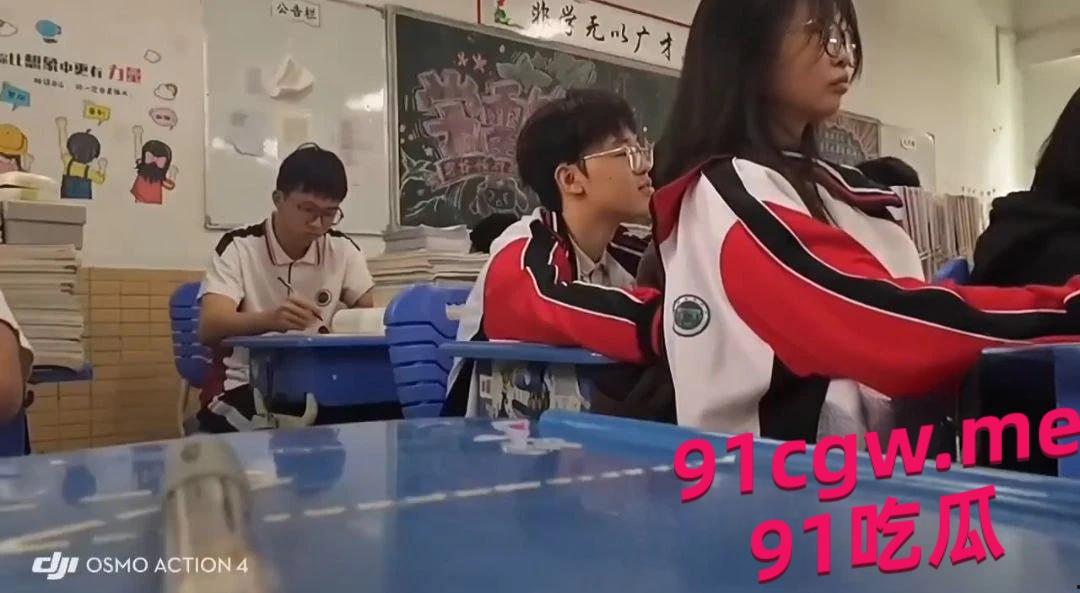 江门一中高三课堂情侣“摸奶大冒险”视频疯传，火爆全网！-4