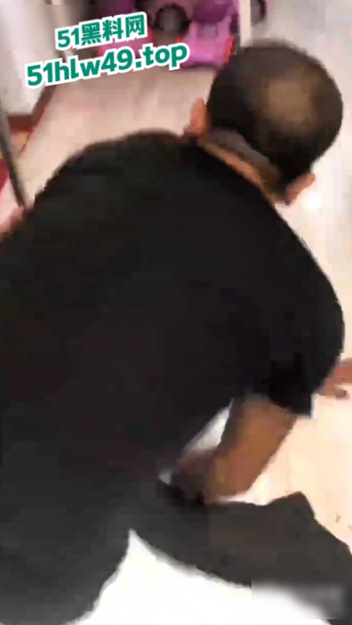 实拍朋友吵架捅刺现场，持刀威胁不服不忿结果大哥说捅就捅，这一刀扎老实了吧！-3