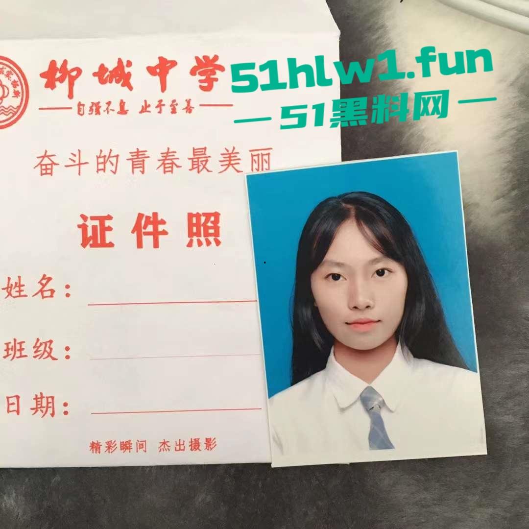 柳州学生嫩妹【叶露露】不雅视频流出被曝光，撅臀展示浓密私处娇嫩玉体完美呈现。-3