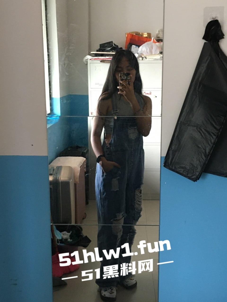 柳州学生嫩妹【叶露露】不雅视频流出被曝光，撅臀展示浓密私处娇嫩玉体完美呈现。-5