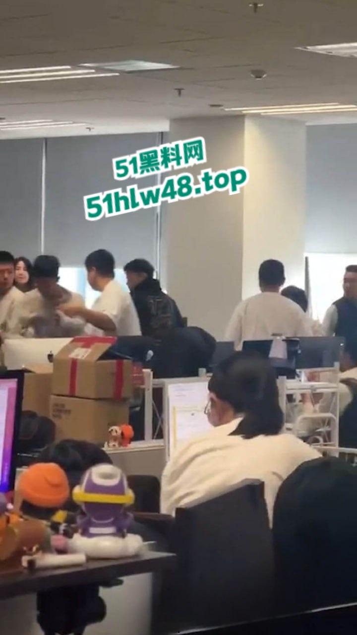 京东员工神操作借职务之便，睡供应商老婆被老公发现后，携全家到公司讨要说法。-1