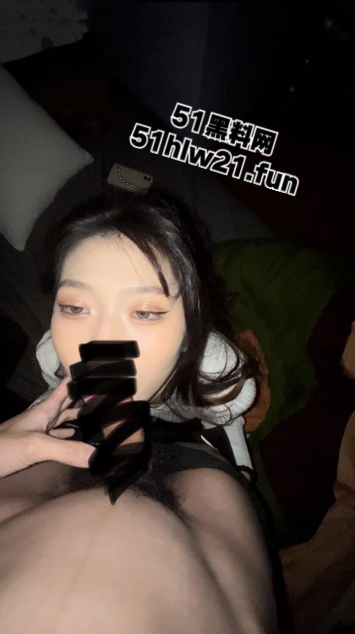 山西大学【王慧琴】高颜值反差骚母狗，性癖特别怪异喜欢粉色尾巴肛塞，已被精心调教成性奴。-5