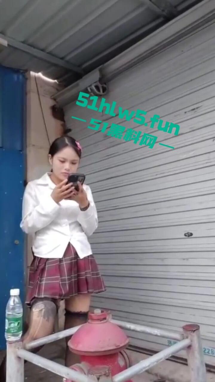 东莞又开始玩活了，偷拍小巷站街女骚妇少女应有尽有，消息称150起步就能操已帮瓜友们踩好点。-5