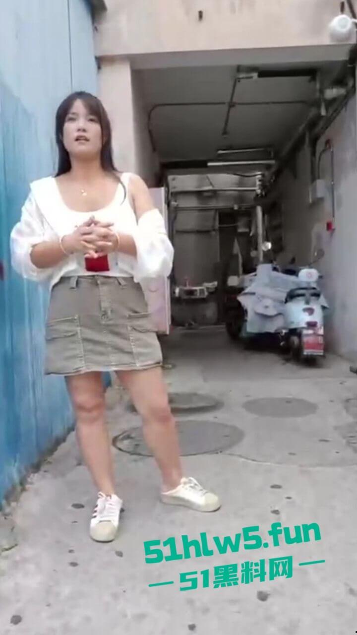 东莞又开始玩活了，偷拍小巷站街女骚妇少女应有尽有，消息称150起步就能操已帮瓜友们踩好点。-13