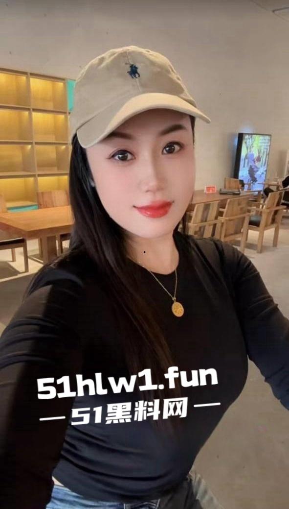 抖音百万粉丝的女网红【蓓蕾秋语】不雅自拍曝光，蜂腰翘臀巨乳肥穴谁看了能受得了？-1