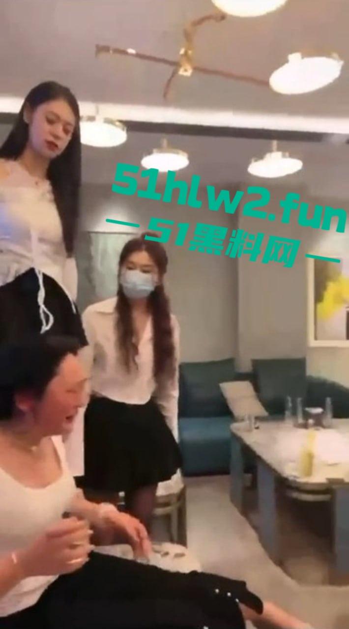 陪酒圈太狠了美女陪酒小妹被按住灌尿凌辱，几个集美联手欺负抢大哥的女人，集美上演塑料姐妹花大战-1