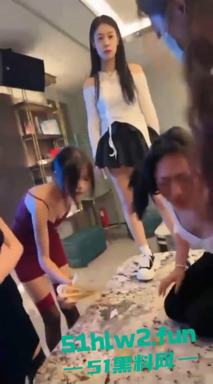 陪酒圈太狠了美女陪酒小妹被按住灌尿凌辱，几个集美联手欺负抢大哥的女人，集美上演塑料姐妹花大战-5