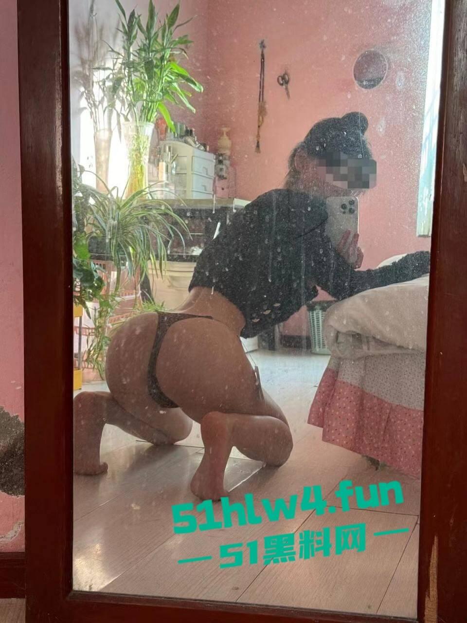 苏州大学高颜值【谢赛雅】外网变福利姬，据爆料消息称，大长腿骚货全国空降随便操。-1