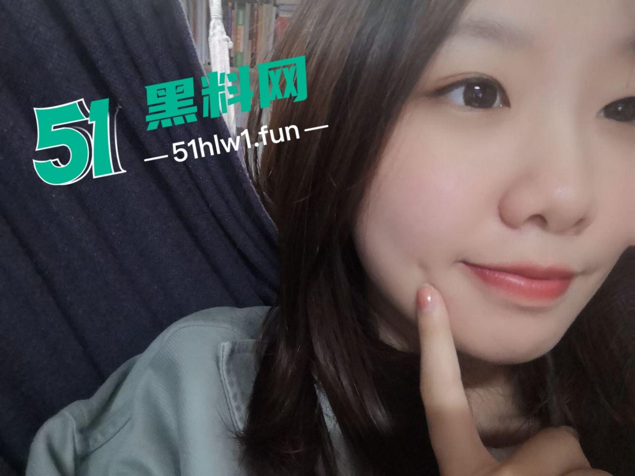 瓜友们极度热爱的反差女大学生，清纯可爱的外表下被男友曝光宿舍自慰和性爱啪啪视频。-10