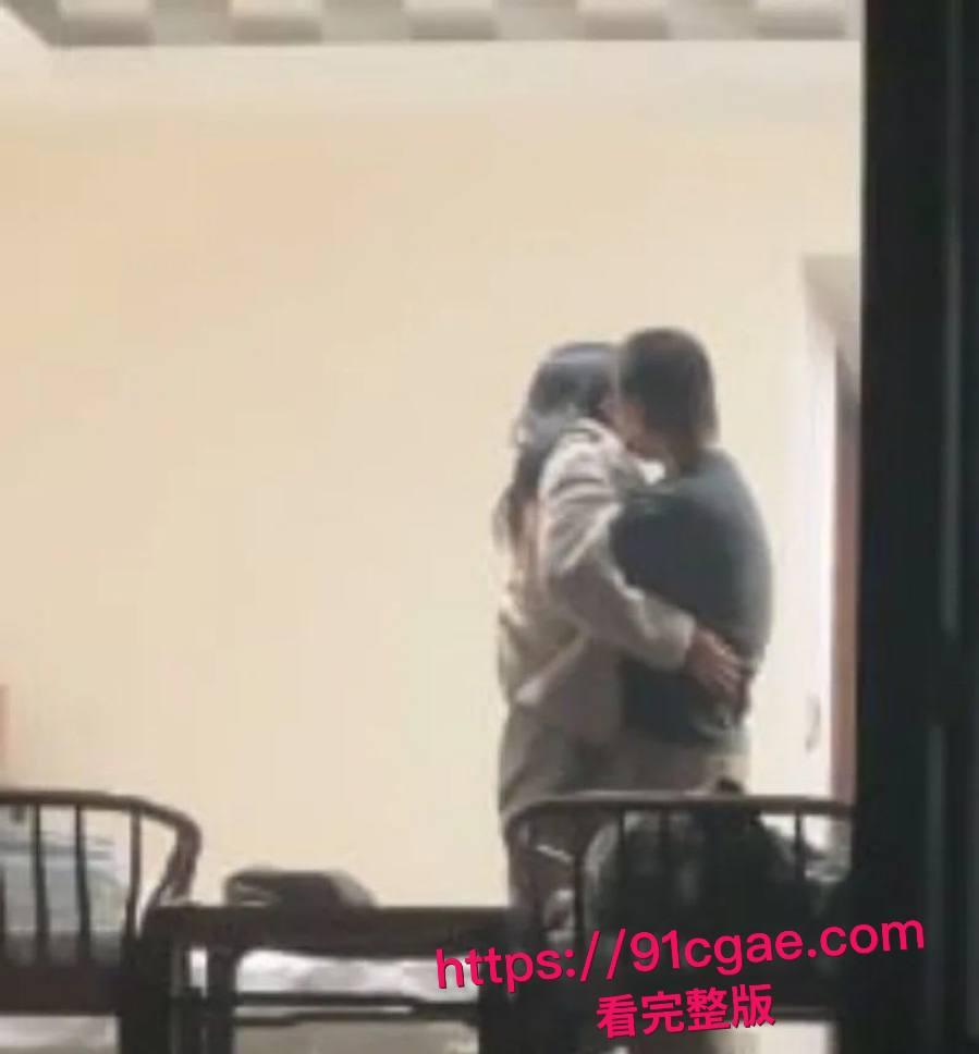 天津现代传媒学院教师宿舍大瓜！忘拉窗帘直播亲热，学生排队围观全过程-3