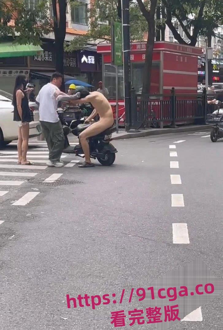 广州帅气裸男街头全裸猥亵美女！最终被警察制服！-3