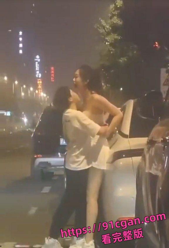 小情侣吵架妹子情绪激动，当街就开始脱衣服，情绪特别不稳定，拦都拦不住-3