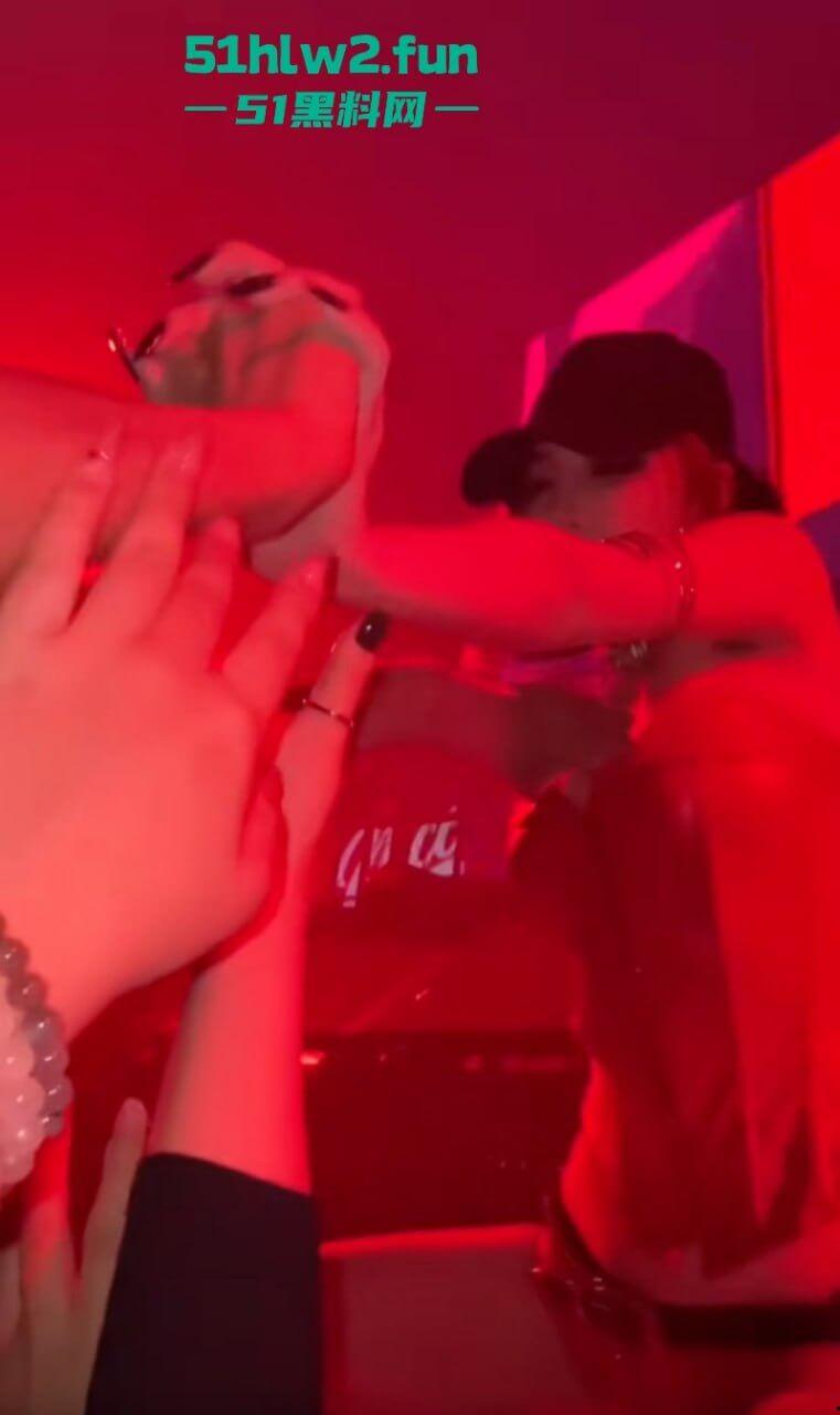 抖音280万粉网红【DJNico爱跳舞】被金主性爆操内射视频流出，衣服和脐钉只能说一模一样实锤无疑！-3