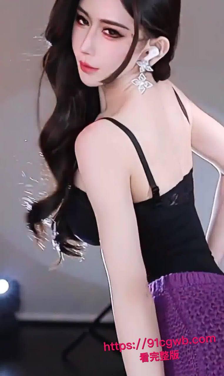 虎牙高颜值巨乳女神 桃一 铁笼狂欢视频流出：口球塞嘴在铁笼里裸舞摇奶，给假鸡巴乳交真是骚到骨子里-2