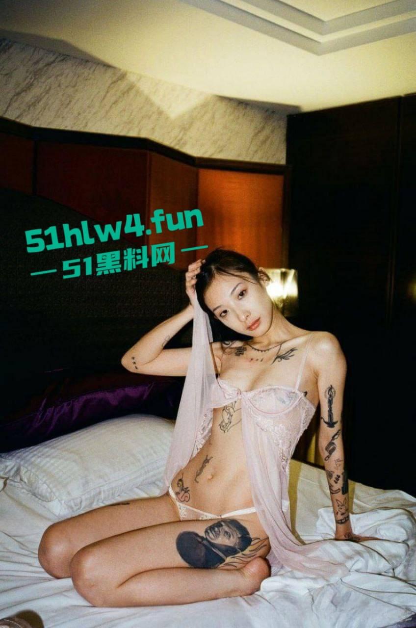 御姐级精神小妹【崔雪】高颜值纹身反差婊，身材纤细腿长逆天细腰翘臀美乳饱满 裸体自拍勾引大哥。-6