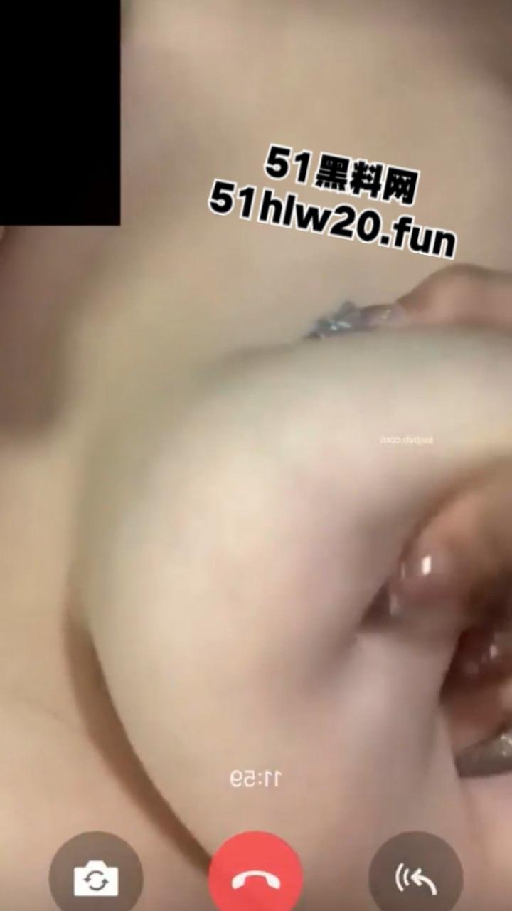 快手第一巨乳网红【小小翠翠花】线下大尺度一对一裸聊视频流出，饱满巨乳玩波推绝对爽！-1