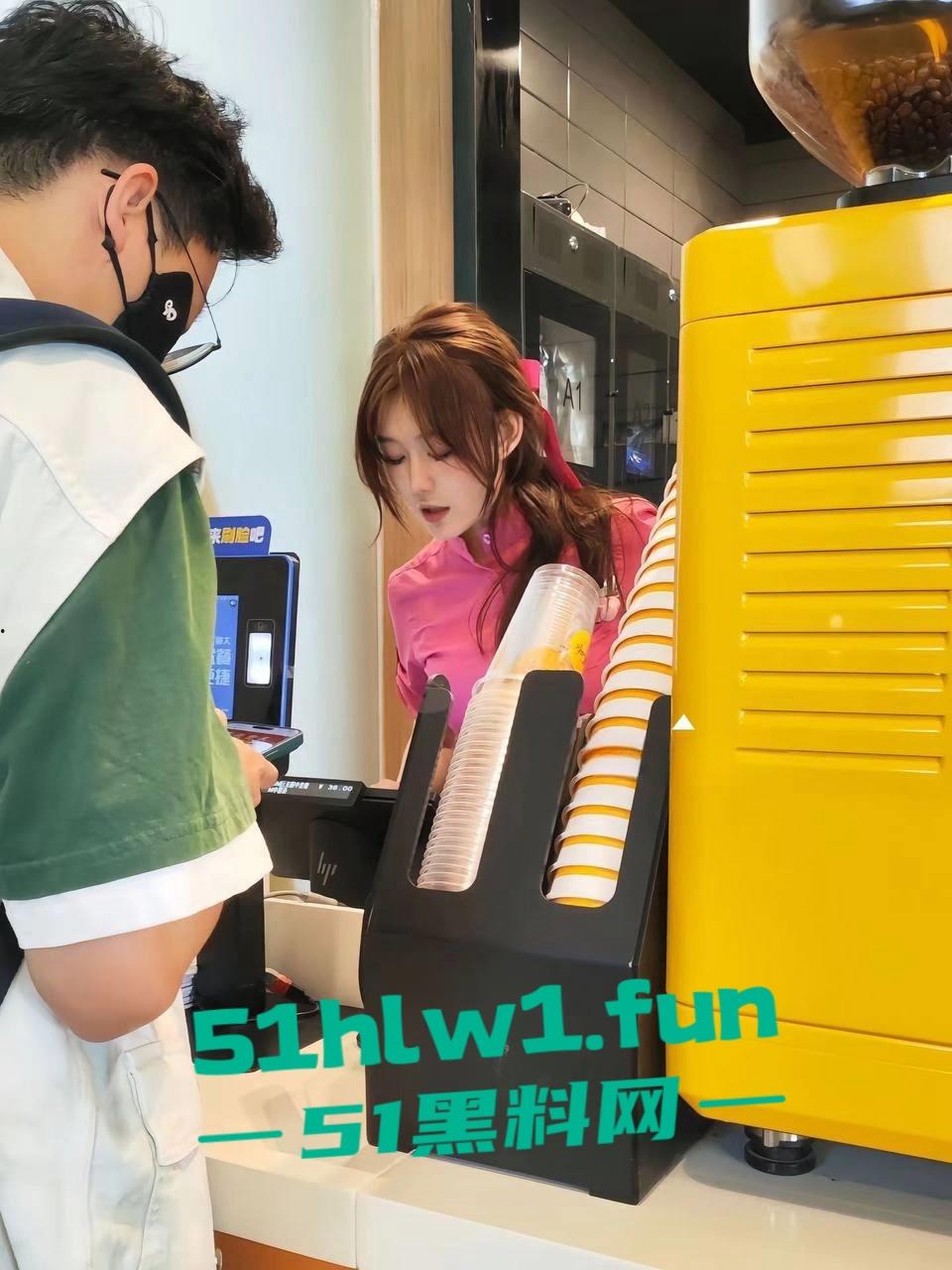 火爆全网的麦当劳兼职美女被曝光，私下淫荡的聊天记录露骨和不雅性爱视频曝光。-6